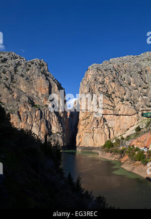 El Caminito del Rey, die entlang der rechten Klippe oberhalb der Schlucht der Gaitanes El Chorro, Provinz Malaga, Andalusien, Spanien Stockfoto