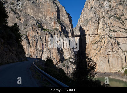 Die Schlucht des Gaitanes - El Caminito del Rey Gehweg entlang rechts Steilküste, El Chorro, Provinz Malaga, Andalusien, Spanien Stockfoto