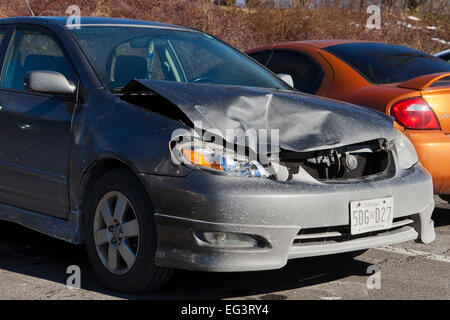 Kleinwagen mit frontalen Kollisionsschäden - Maryland USA Stockfoto
