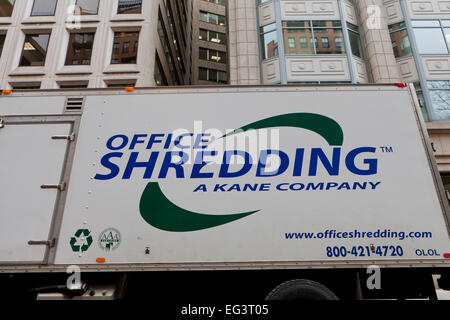 Büro-Schreddern-Service-Truck vor Gebäude - USA Stockfoto