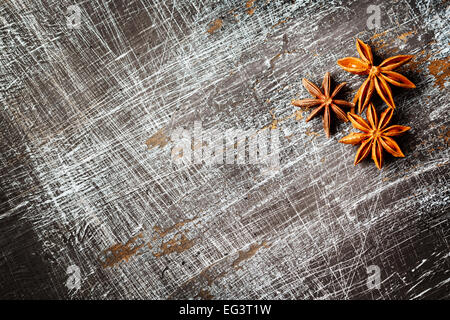 Essen-Hintergrund mit drei Sternanis hautnah auf Vintage schwarz Tisch. Selektiven Fokus. Platz für Text, Menü, Rezept. Stockfoto