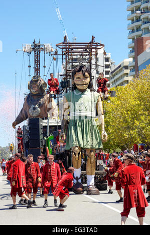 Der riesige Taucher und kleine Mädchen Puppen spazieren Terrasse Straße, Perth, Western Australia. Stockfoto