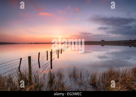 Magischen Sonnenuntergang am Dozmary Pool einem Natursee auf Bodmin Moor in Cornwall, tief in der Artus-Legende heißt es, hom Stockfoto