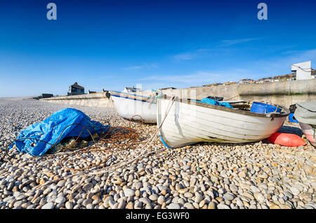 Angelboote/Fischerboote auf einem Kiesstrand Chesil Cove auf der Portland Chesil Beach in Dorset Stockfoto