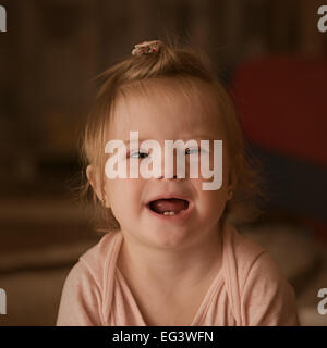 Emotionen von einem kleinen Mädchen mit Down-Syndrom Stockfoto
