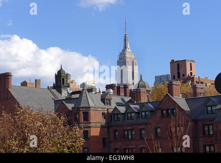 Das Empire State Building überragt die Gebäude des Chelsea-Viertel von Manhattan aus der High Line.