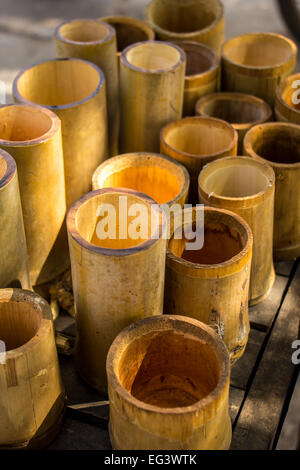 Bambus-zylindrisch, gelb, trocken, grün, Bambus-Haufen. Stockfoto