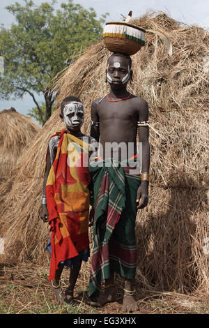 JINKA, Äthiopien - 21. November 2014: Mursi Kinder mit traditionellen Malerei am 21. November 2014 in Jinka, Äthiopien. Stockfoto