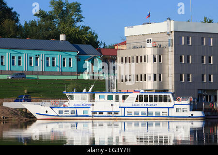 Anna-Maria Fluss Kreuzfahrtschiff vor Anker vor dem 40. Meridian Arbat Hotel an der Moskwa in Kolomna, Russland Stockfoto