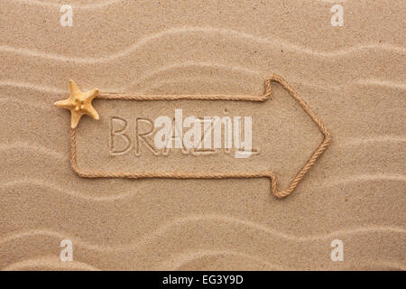 Pfeil aus Seil und Meer Muscheln mit dem Wort Brasilien auf dem Sand, als Hintergrund Stockfoto