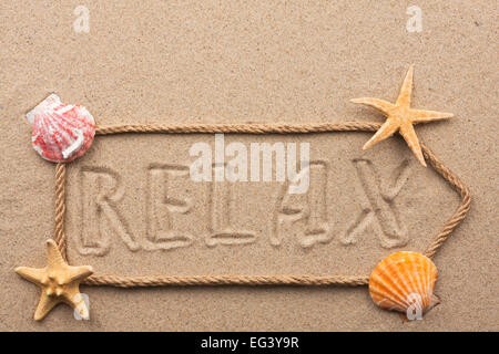 Pfeil aus Seil und Muscheln mit dem Wort zu entspannen, auf dem Sand, als Hintergrund Stockfoto