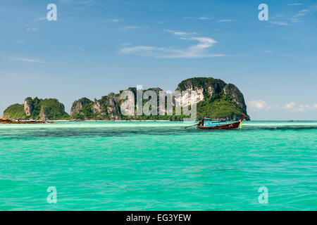 Blick auf Mosquito Island von Bamboo Island (Koh Mai Phai) in der Nähe von Koh Phi Phi in der Andamanensee an Thailands Westküste. Stockfoto
