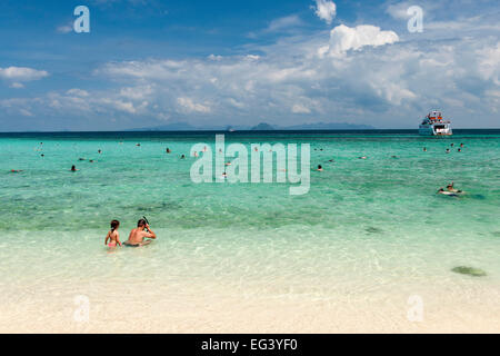 Schwimmer & Schnorchler in den Gewässern des Bamboo Island (Koh Mai Phai) in der Nähe von Koh Phi Phi in der Andamanensee an Thailands Westküste Stockfoto