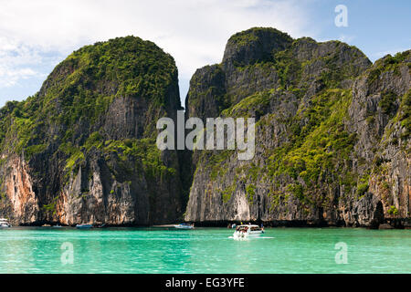 Ausflugsboote in Maya Bay, Insel, Koh Phi Phi Ley, Thailand. Stockfoto