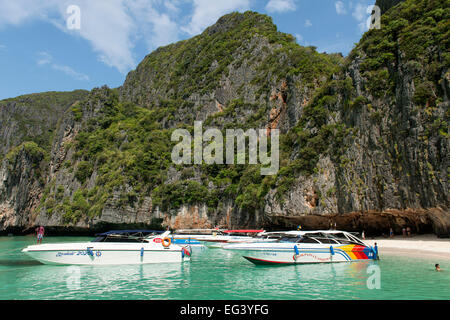 Ausflugsboote und Touristen in der Maya Bay auf Koh Phi Phi Ley Insel in Thailand. Stockfoto