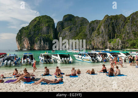 Ausflugsboote und Touristen in der Maya Bay auf Koh Phi Phi Ley Insel in Thailand. Stockfoto