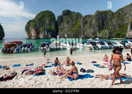 Ausflugsboote und Touristen in der Maya Bay auf Koh Phi Phi Ley Insel in Thailand. Stockfoto