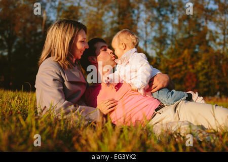 Familie auf der Wiese Stockfoto