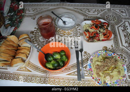 appetitlich vegetarisches Essen auf den Tisch-Salat aus frischem Gemüse, Brotscheiben, Spaghetti mit Soja-Sauce und Brüssel sprießen Stockfoto