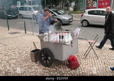 Ein Metall Warenkorb Standinhaber gebratene Kastanien im Parque Dos Restauradores Verkaufsfläche von Lissabon, Portugal. Stockfoto