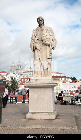 Statue von St. Vincent auf Cerca Moura (Stadtmauer) im Großraum Sao Vicente de Fora in Lissabon, Portugal. Stockfoto