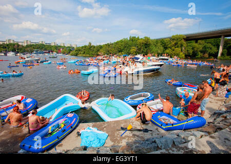 Schweden, Stockholm - Bootsparty am Hornsbergs Strandpark im Sommer Stockfoto