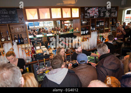 Rugby-Fan-Fans warten auf Barkeeper Mann Bardame / Mitarbeiter beschäftigt The Albany Pub / public House. Twickenham UK; Beliebte Spieltagen. Stockfoto