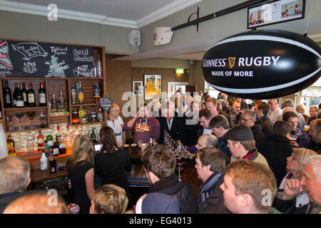 Rugby-Fan-Fans warten auf Barkeeper Mann Bardame / Mitarbeiter beschäftigt The Albany Pub / public House. Twickenham UK; Beliebte Spieltagen. Stockfoto