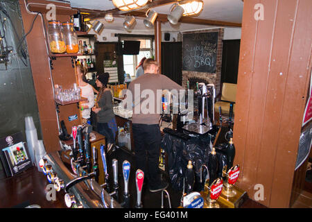 Bar & Barkeeper inside The Fox Pub / öffentlichen Haus / Taverne. Kirche St. Twickenham UK; beliebt bei den Rugby-Fans an den Spieltagen Stockfoto