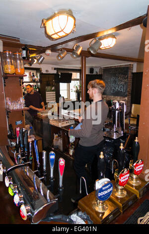 Bar & Barkeeper inside The Fox Pub / öffentlichen Haus / Taverne. Kirche St. Twickenham UK; beliebt bei den Rugby-Fans an den Spieltagen Stockfoto