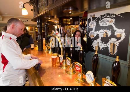 Rugby-Fan bei Bar inside The Eel Pie Pub / öffentlichen Haus / Taverne. Kirche St. Twickenham UK; beliebt bei den Rugby-Fans an den Spieltagen Stockfoto