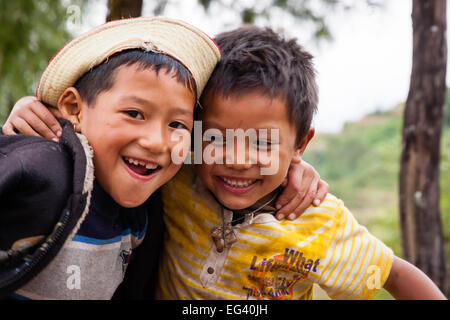Nepalesische Freunde Arm in arm Stockfoto