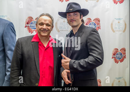 Austin, Texas, USA. 15. Februar 2015. Blues-Gitarre-Spieler Jimmie Vaughan (links) und Regisseur Robert Rodriguez. (rechts). Die Nobelity Projektpartner mit den Gemeinden, Bildung für alle durch die Bereitstellung von Klassenräumen, Bibliotheken, Computer, Bücher, bringen sauberes Wasser, Gesundheitsförderung, Informationszentren, und Stipendien für diejenigen in Not. Derzeit investiert Student Erfolg in Honduras, Kenia, Nepal und den USA. Bildnachweis: J. Dennis Thomas/Alamy Live-Nachrichten Stockfoto