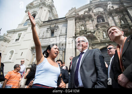 Lima, Peru. 14. Februar 2015. Der deutsche Außenminister Frank-Walter Steinmeier (SPD, 2. L) und Historiker Milagros Romero (l) zu Fuß durch die alte Stadt von Lima, Peru, 14. Februar 2015. Steinmeier ist zu einem offiziellen Besuch nach Peru. Foto: Bernd Von Jutrczenka/Dpa/Alamy Live News Stockfoto