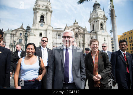 Lima, Peru. 14. Februar 2015. Der deutsche Außenminister Frank-Walter Steinmeier (SPD, 2. L) und Historiker Milagros Romero (l) zu Fuß durch die alte Stadt von Lima, Peru, 14. Februar 2015. Steinmeier ist zu einem offiziellen Besuch nach Peru. Foto: Bernd Von Jutrczenka/Dpa/Alamy Live News Stockfoto