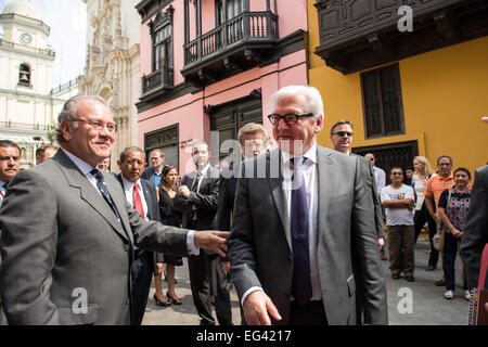 Lima, Peru. 14. Februar 2015. Der deutsche Außenminister Frank-Walter Steinmeier (SPD, R) und sein peruanischer Amtskollege Gonzálo Gutiérrez Reinel (L) Spaziergang durch die alte Stadt von Lima, Peru, 14. Februar 2015. Steinmeier ist zu einem offiziellen Besuch nach Peru. Foto: Bernd Von Jutrczenka/Dpa/Alamy Live News Stockfoto