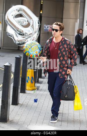 Nick Grimshaw verlassen die BBC Radio 1 Studios Holding Ballons an seinem 30. Geburtstag Featuring: Nick Grimshaw Where: London, Vereinigtes Königreich bei: 14. August 2014 Stockfoto