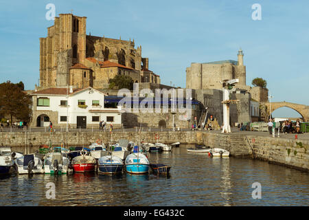 Gotische Kirche Santa Maria und Schloss Leuchtturm im Hafen von Castro Urdiales, Kantabrien, nördlich von Spanien, Europa. Stockfoto