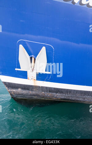 Blaues Boot am Hafen Stockfoto