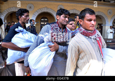 Karachi, Pakistan. 15. Februar 2015. Freigegebene indische Fischer kommen am Bahnhof in Karachi, Pakistan, 15. Februar 2015. Pakistan am Sonntag veröffentlichte 172 indische Fischer aus zwei verschiedenen Gefängnissen in seiner südlichen Hafen Stadt Karachi, lokale Medien und Beamten sagte. Bildnachweis: Masroor/Xinhua/Alamy Live-Nachrichten Stockfoto