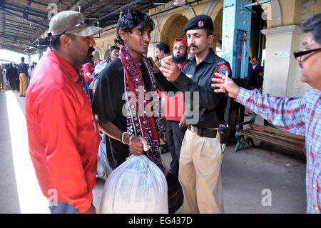 Karachi, Pakistan. 15. Februar 2015. Freigegebene indische Fischer kommen am Bahnhof in Karachi, Pakistan, 15. Februar 2015. Pakistan am Sonntag veröffentlichte 172 indische Fischer aus zwei verschiedenen Gefängnissen in seiner südlichen Hafen Stadt Karachi, lokale Medien und Beamten sagte. Bildnachweis: Masroor/Xinhua/Alamy Live-Nachrichten Stockfoto