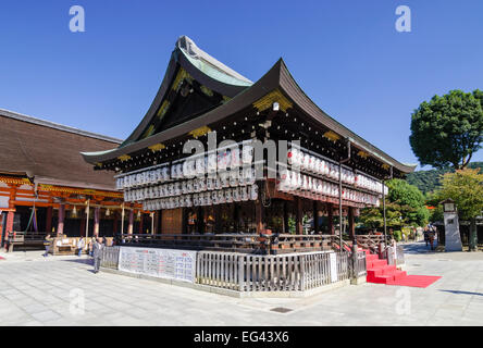 Yasaka Schrein Laterne dekoriert Tanzbühne, Kyoto, Japan Stockfoto