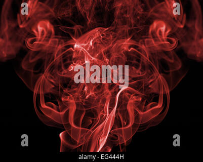 farbige rote Rauchfahne vor schwarzem Hintergrund erstellen Muster Strähnen fließt Partikel brennen smokey trail Stockfoto