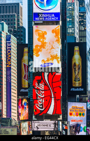 Die hellen Lichter von New York City. Werbetafeln leuchten hell in der Nachmittagssonne auf dem Times Square, Midtown Manhat Stockfoto