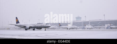 Lufthansa Airbus A 321-200 Flugzeuge Rollen auf dem Laufen bei Schneefall, Flughafen München Franz Josef Strauss, MUC, EDDM, München Stockfoto