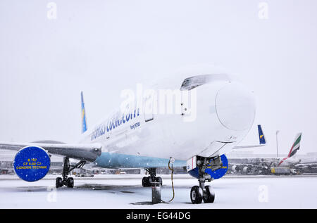 Condor Boeing B 767-300 Flugzeugen in Parkposition im Schnee, Flughafen München Franz Josef Strauss, MUC, EDDM, München Stockfoto