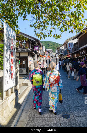 Traditionell gekleideten Japanerinnen in der historischen Higashiyama Bezirk von Kyoto, Japan Stockfoto