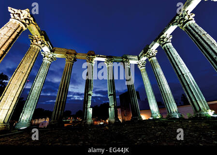 Portugal, Alentejo: Römische Tempel von Évora bei Nacht Stockfoto