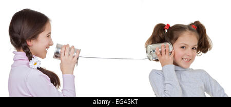 Kommunikation Konzepte Kinder spielen mit Blechdose und Schnur-Telefon Stockfoto