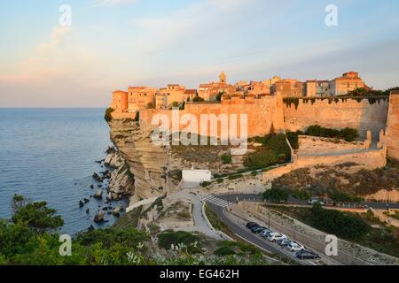 Die mittelalterliche Altstadt auf dem Kalksteinfelsen im Morgenlicht, Bonifacio, Corse-du-Sud, Korsika, Frankreich Stockfoto